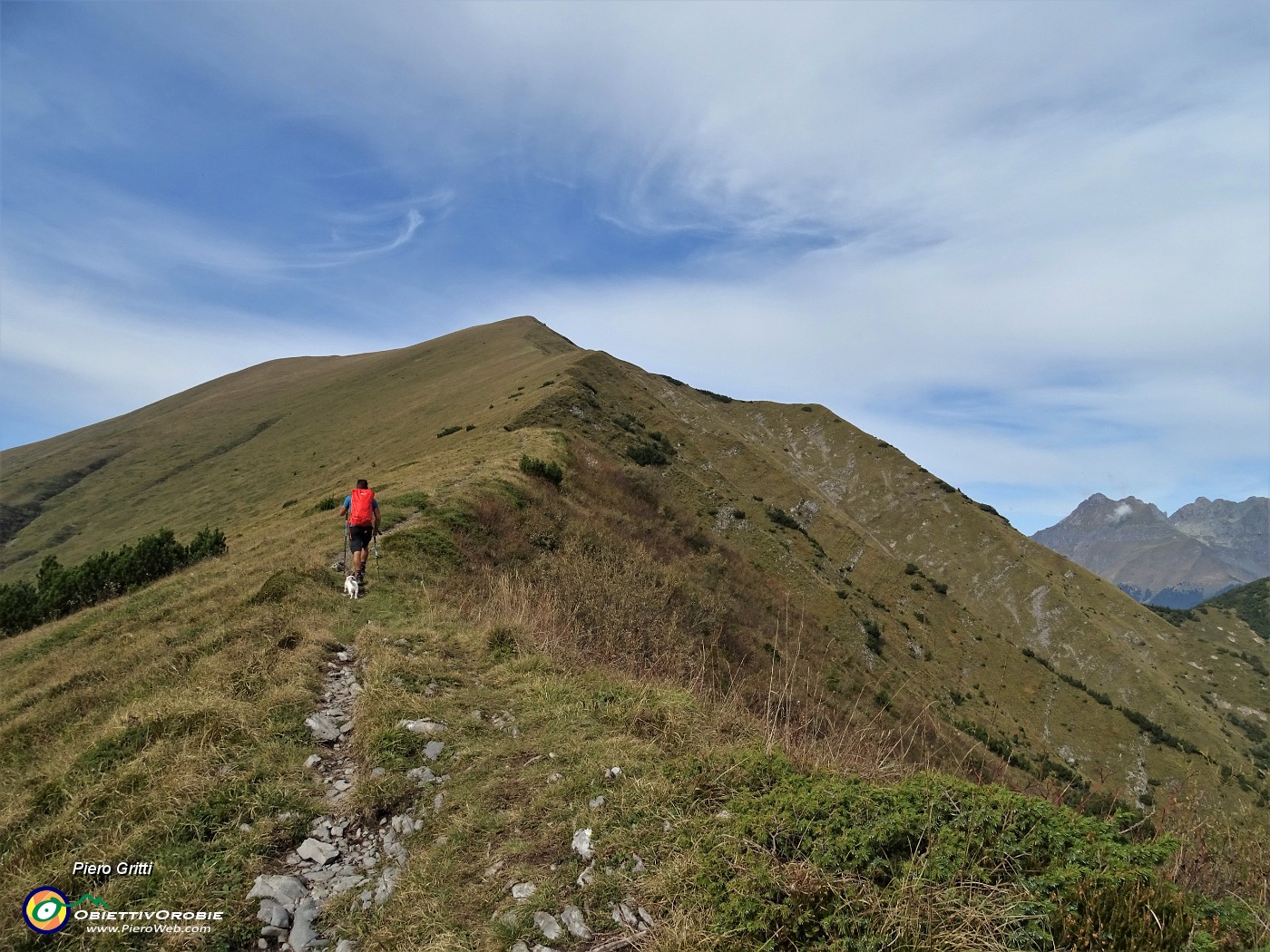 27 Non sono solo, davanti a me un ragazzo sta raggiungendo la cima.JPG